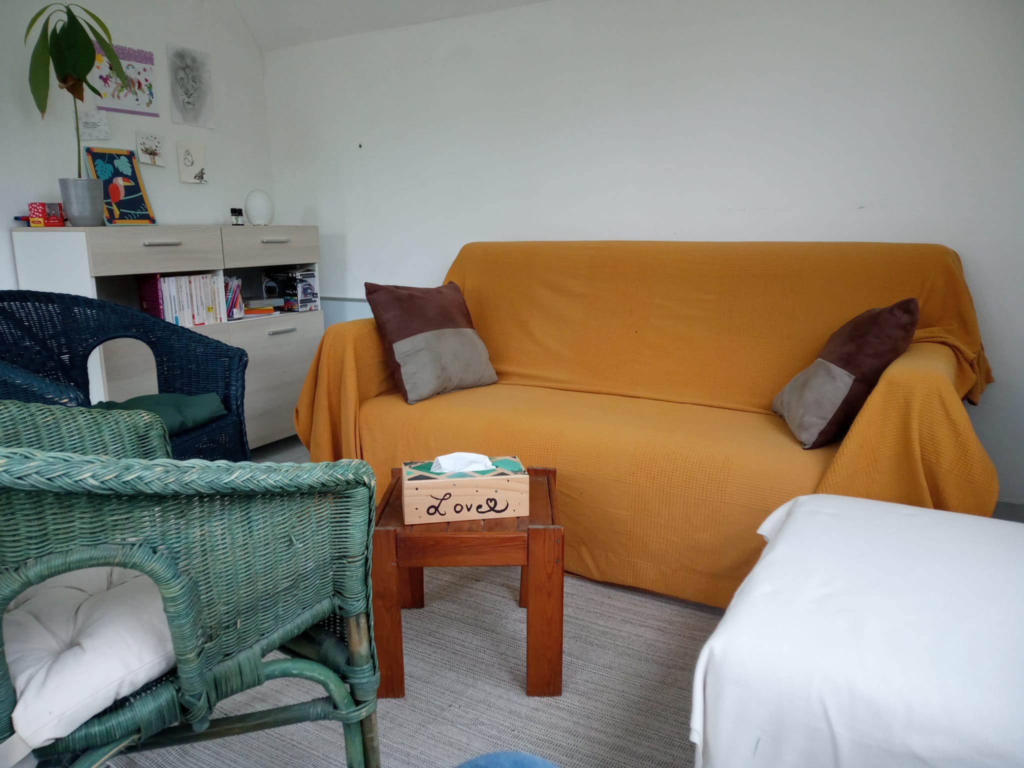 Intérieur chaleureux du cabinet LienSerein — espace d'écoute